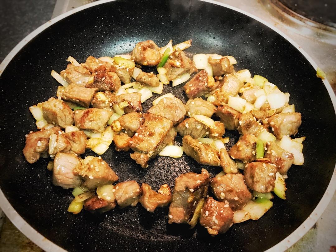 孜然洋葱炒牛肉粒