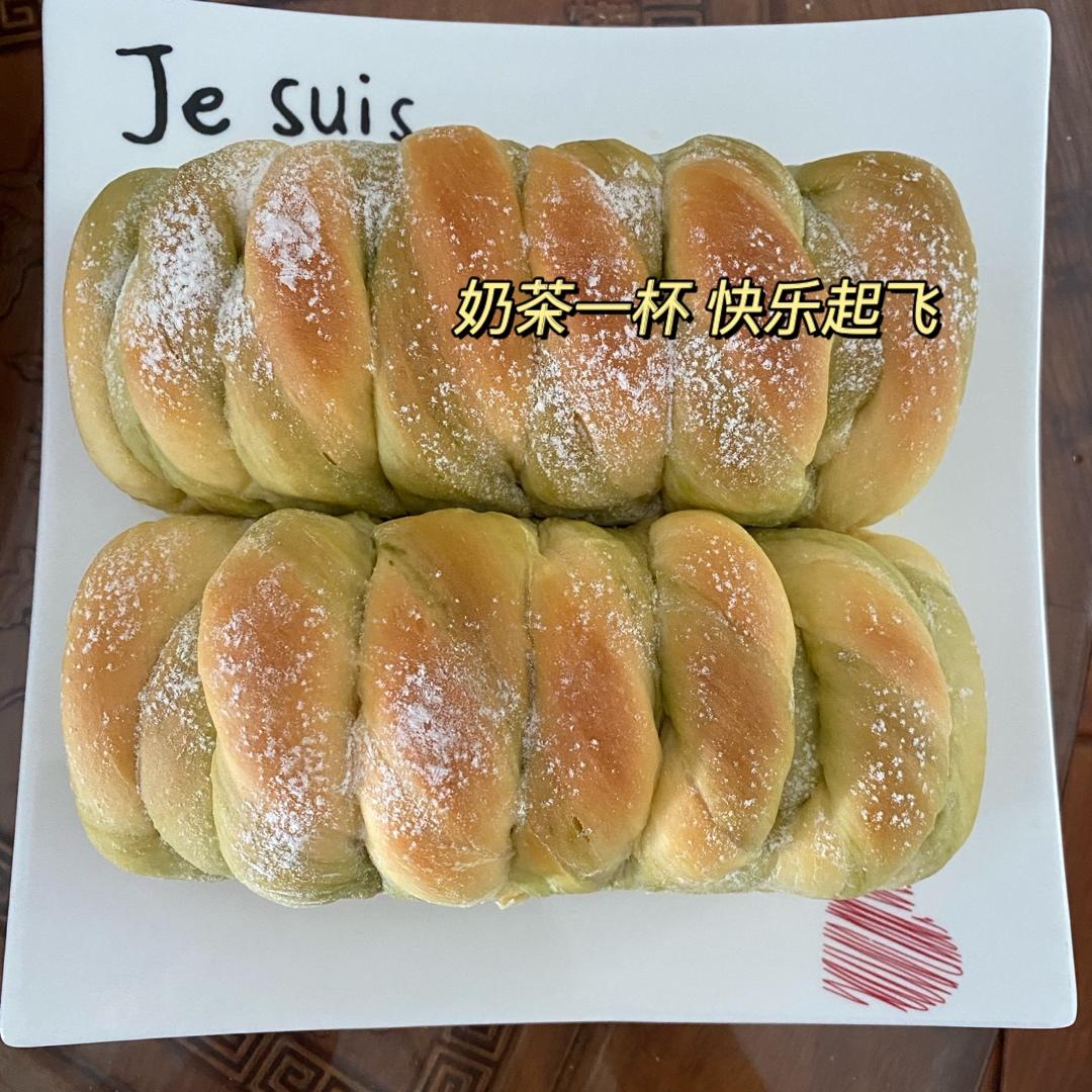 双色抹茶旋风卷面包