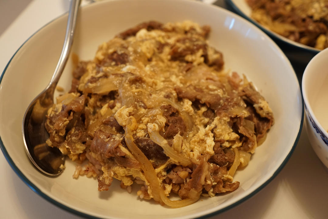 洋葱滑蛋肥牛卷/饭。一个人也要好好吃饭