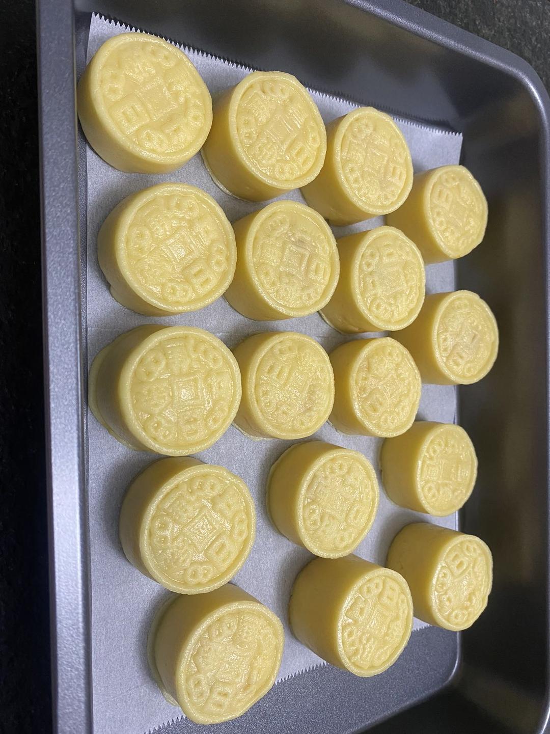 粒粒蛋黄半岛奶黄月饼