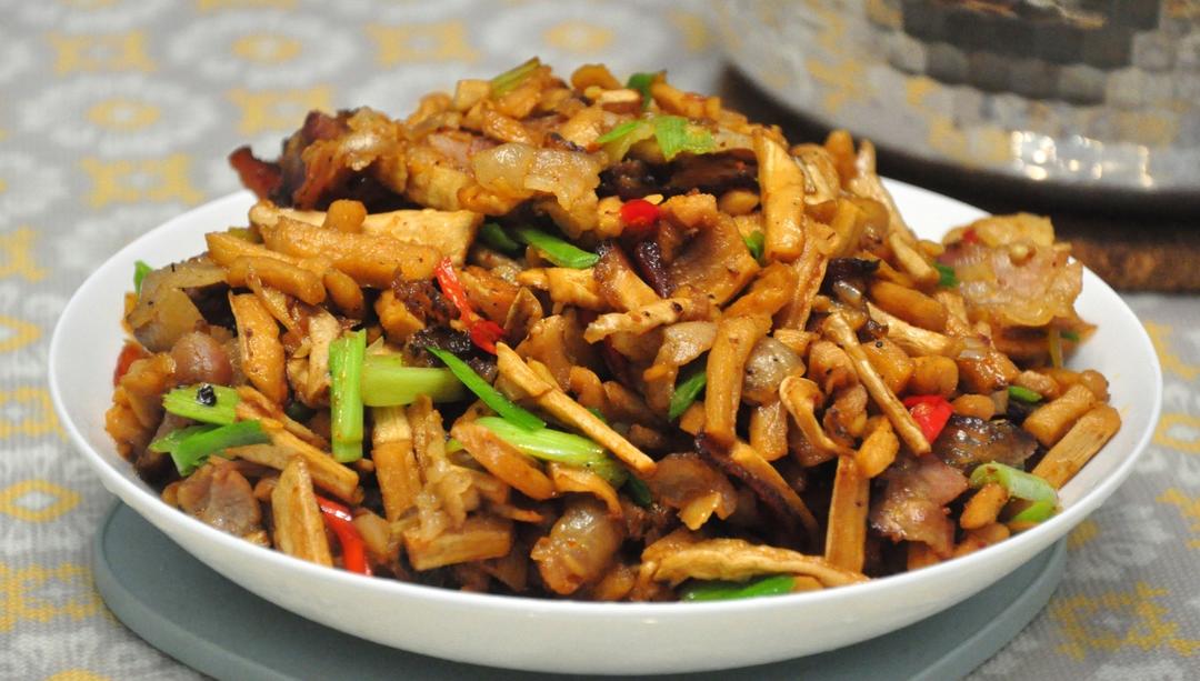 萝卜干炒腊肉（湘菜）新增腊肉快速去咸的方法