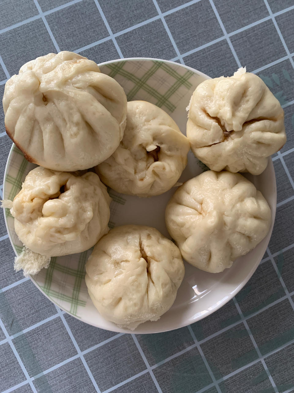 松软多汁的肉包子