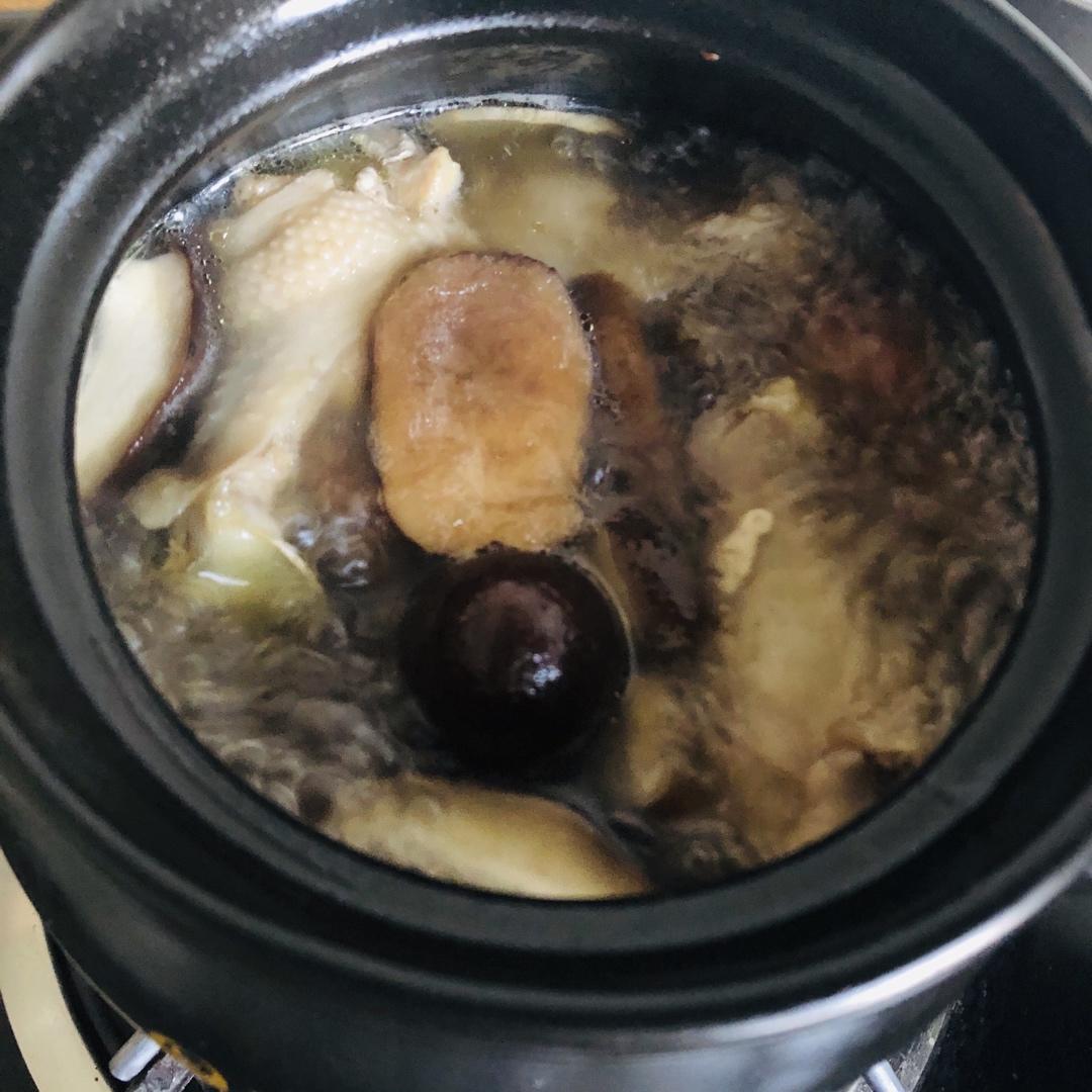 ‘补’香菇鸡腿汤