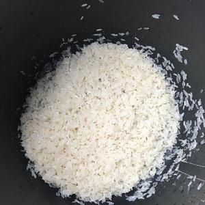 电饭锅炒饭：潮汕牛筋丸腊味饭的做法 步骤3