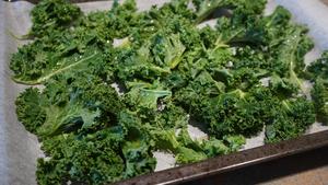 Kale Chips 羽衣甘蓝脆片-健康好吃的小零食的做法 步骤2