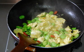 蚕豆米炒鸡蛋的做法 步骤5