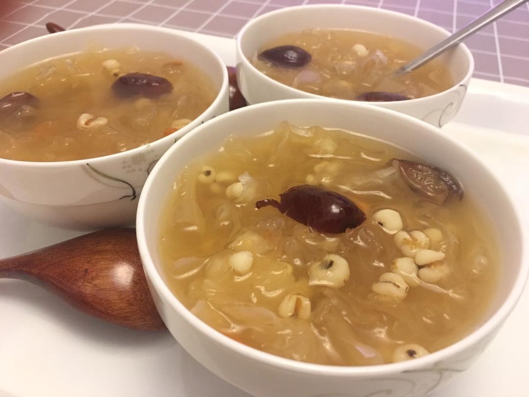 冰糖银耳红枣汤