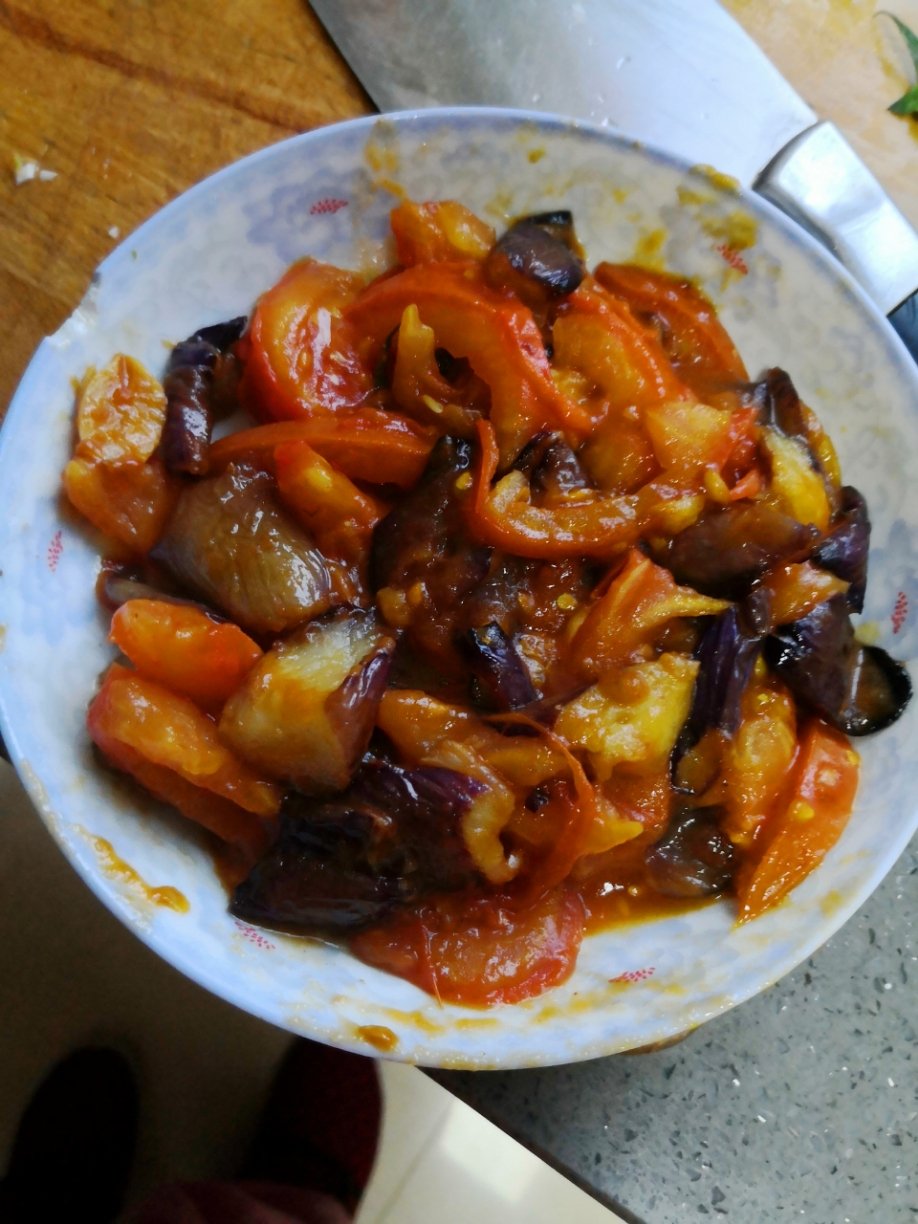 蒜蓉西红柿炒茄子~~少油版，真是一道香鲜美味、软糯酸甜的下饭菜，满满的都是爱~