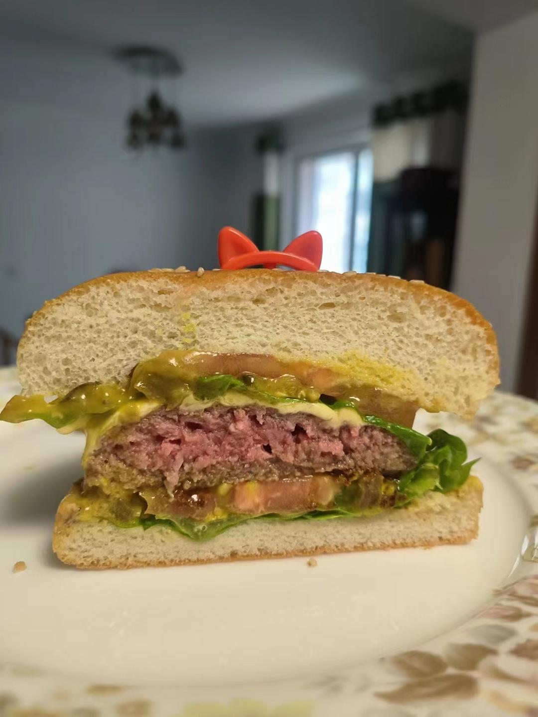 牛肉汉堡 煎出香嫩多汁的牛肉饼