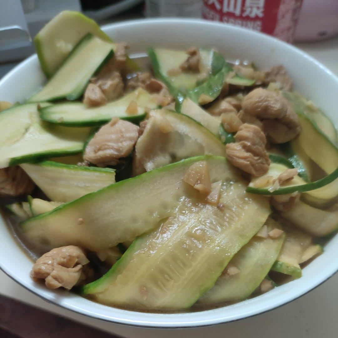 清爽解腻的黄瓜炒鸡胸肉，低脂低卡减肥食谱