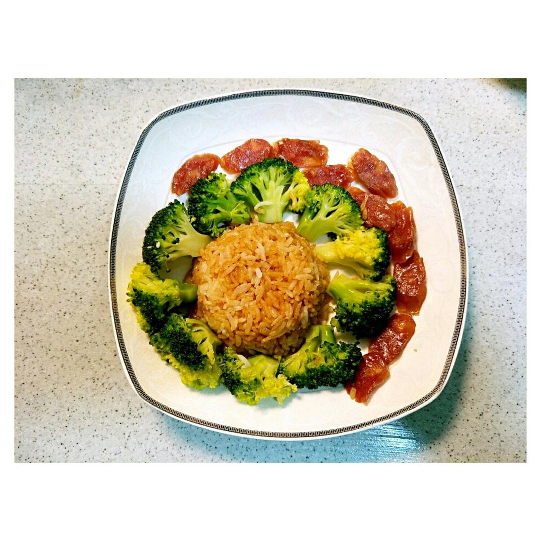 广式腊味煲仔饭