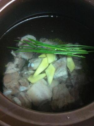 苦瓜绿豆排骨汤的做法 步骤4