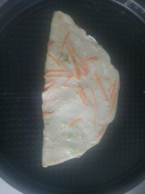 红萝卜鸡蛋杂粮煎饼的做法 步骤3