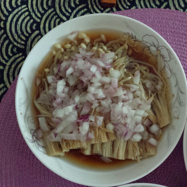 葱油金针菇——10分钟快手菜，你绝对不能错过的美味~