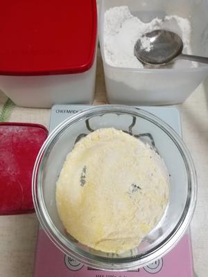 玉米粉葡萄干戚风蛋糕（蒸）的做法 步骤3