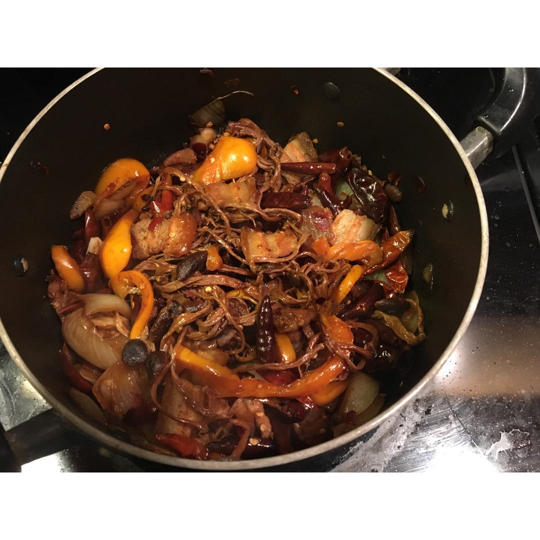 五花肉干锅茶树菇