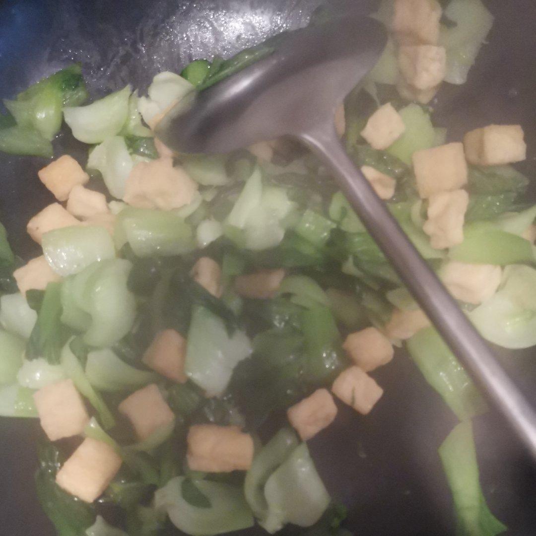 家常青菜炒油豆腐