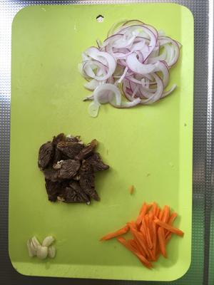 草菇炒牛肉的做法 步骤4