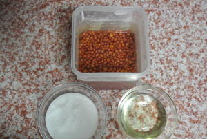 蛋黄酥 自制材料---熬猪油、炒豆沙、咸蛋黄处理方法的做法 步骤5