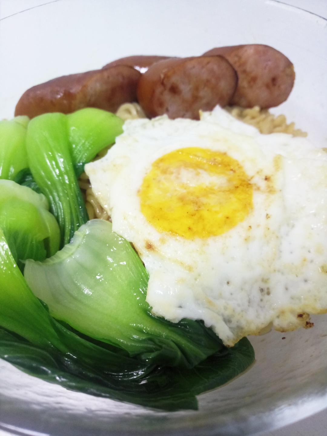 (*･ω･)雞蛋香腸公仔面（出前一丁）