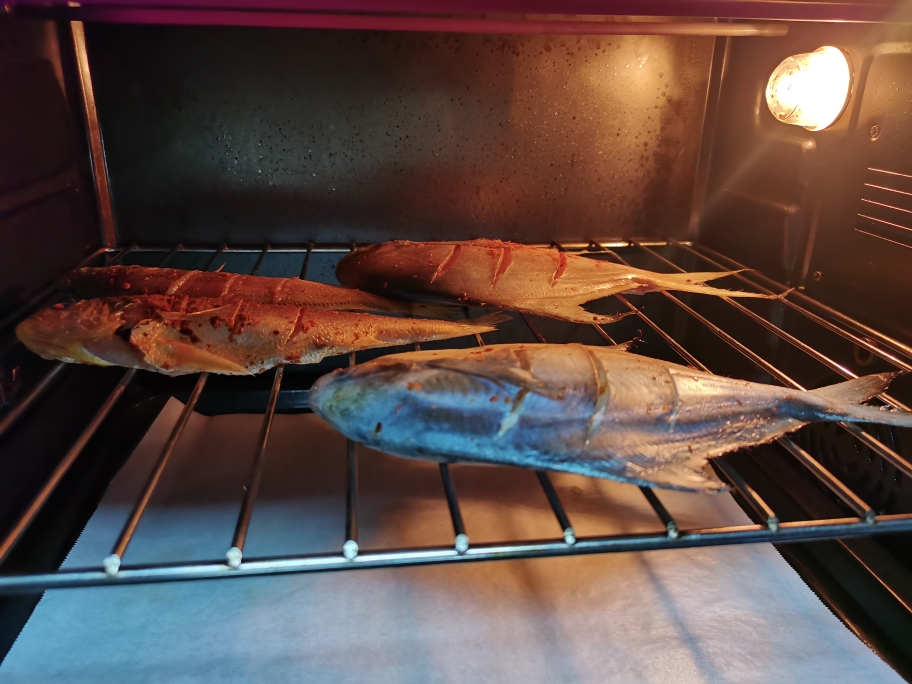 家庭版烤鲳鱼黄鱼的做法 步骤4
