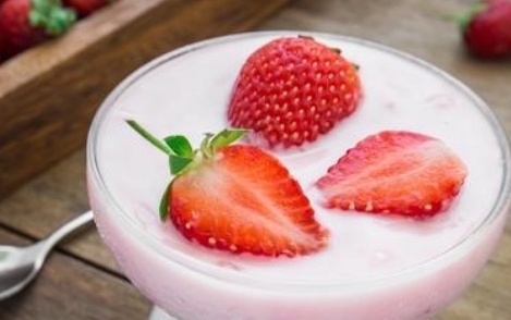 小美草莓果粒酸奶奶昔的做法