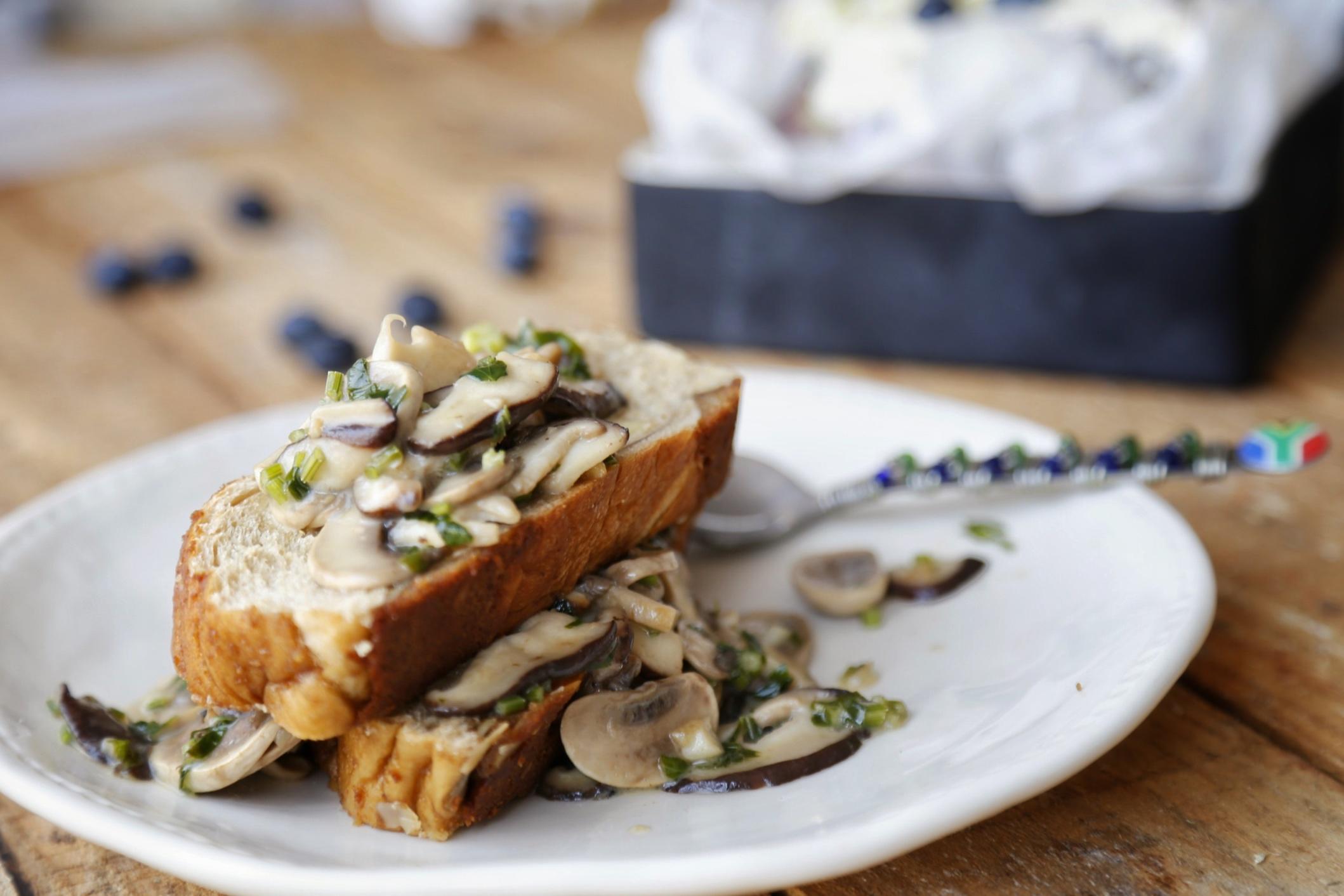 【原麦早餐】芝心大咖：炒蘑菇配烤面包+柠檬蓝莓开心果semifreddo的做法
