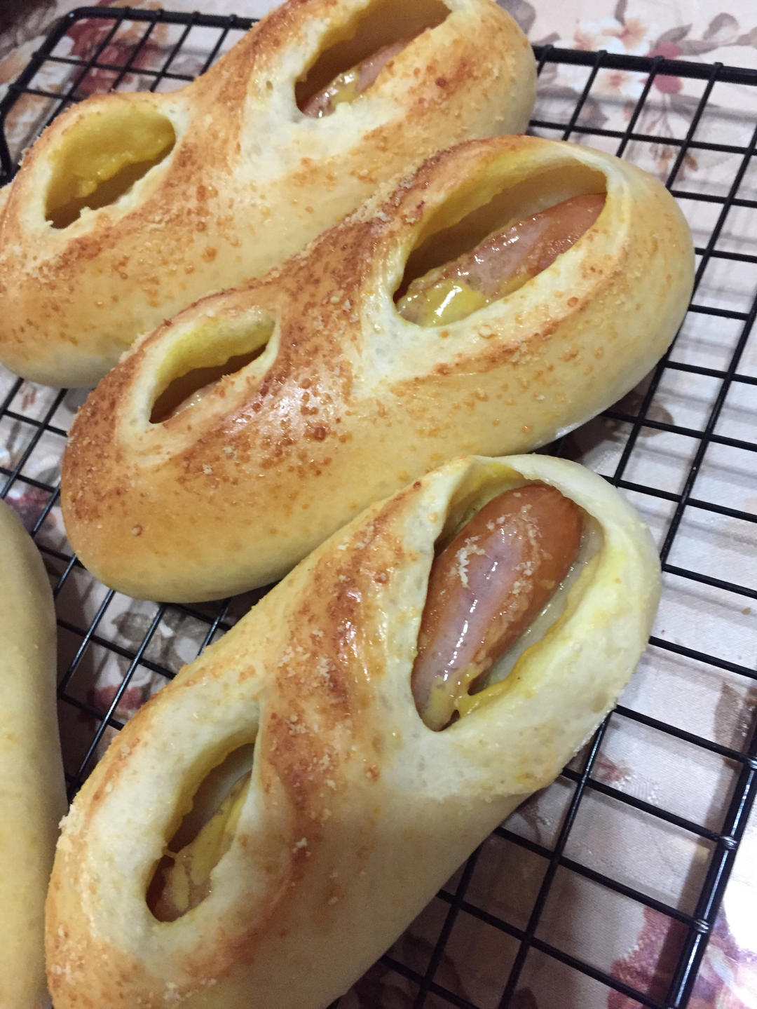 治愈甜腻的｜法式芥末籽香肠面包