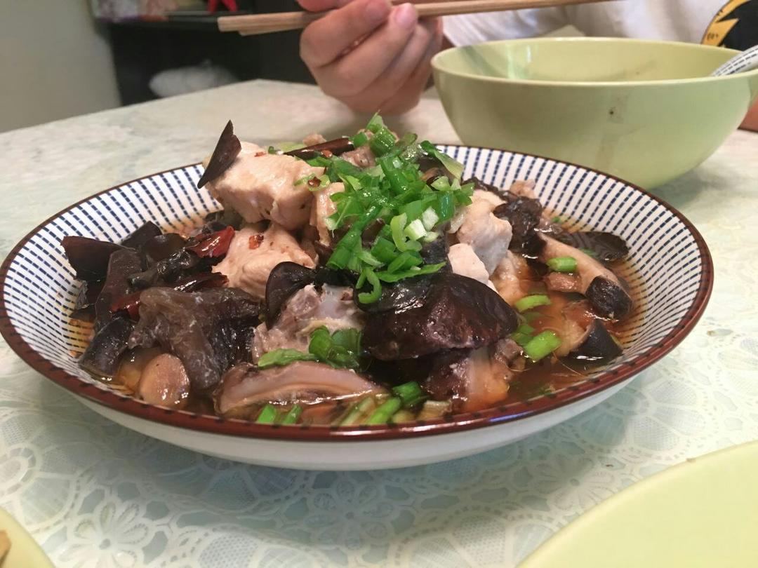 香菇黑木耳蒸鸡