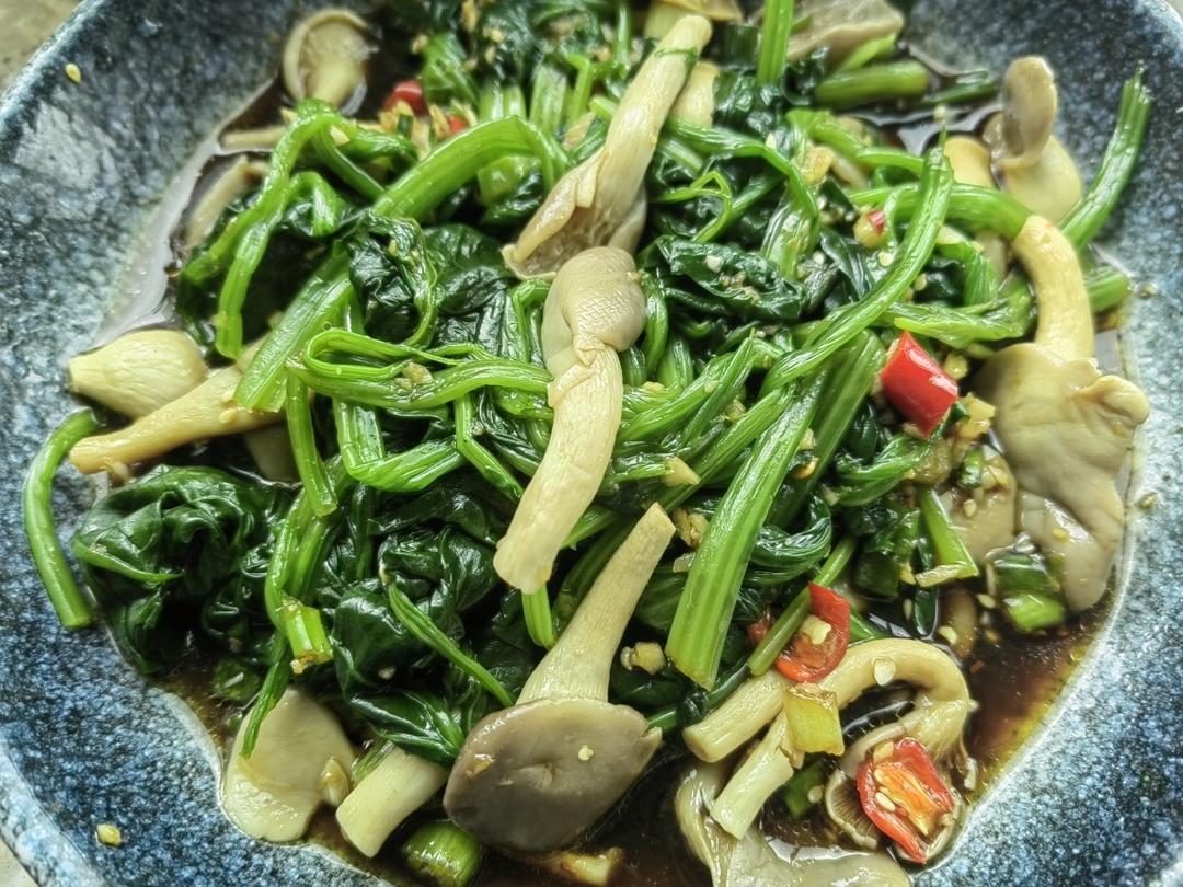 减脂餐！香辣过瘾超好吃的菠菜拌平菇