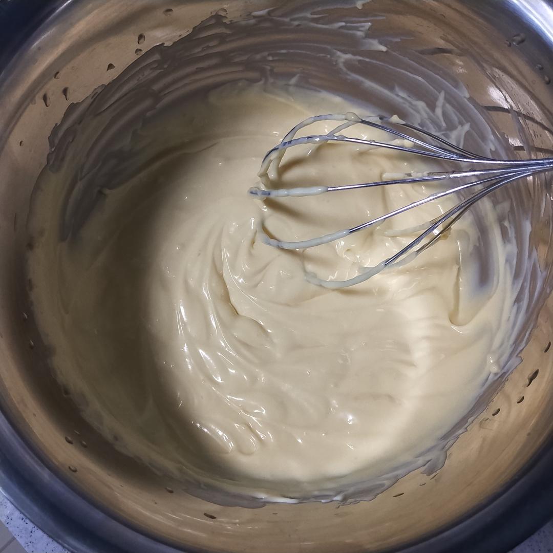 卡仕达，卡仕达酱，香甜可口，细腻顺滑，冷藏后更加冰爽。可做泡芙内馅，涂抹面包。下面的链接是泡芙作品。