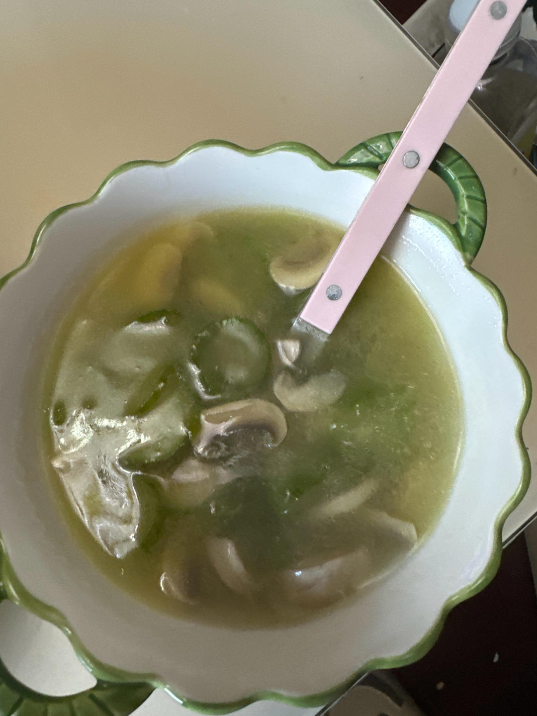 汤鲜味美！适合天热喝的刮油神汤～丝瓜蘑菇汤