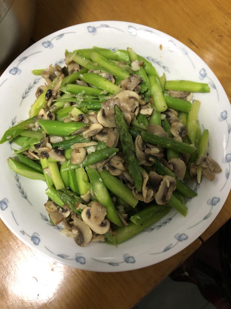芦笋炒蘑菇