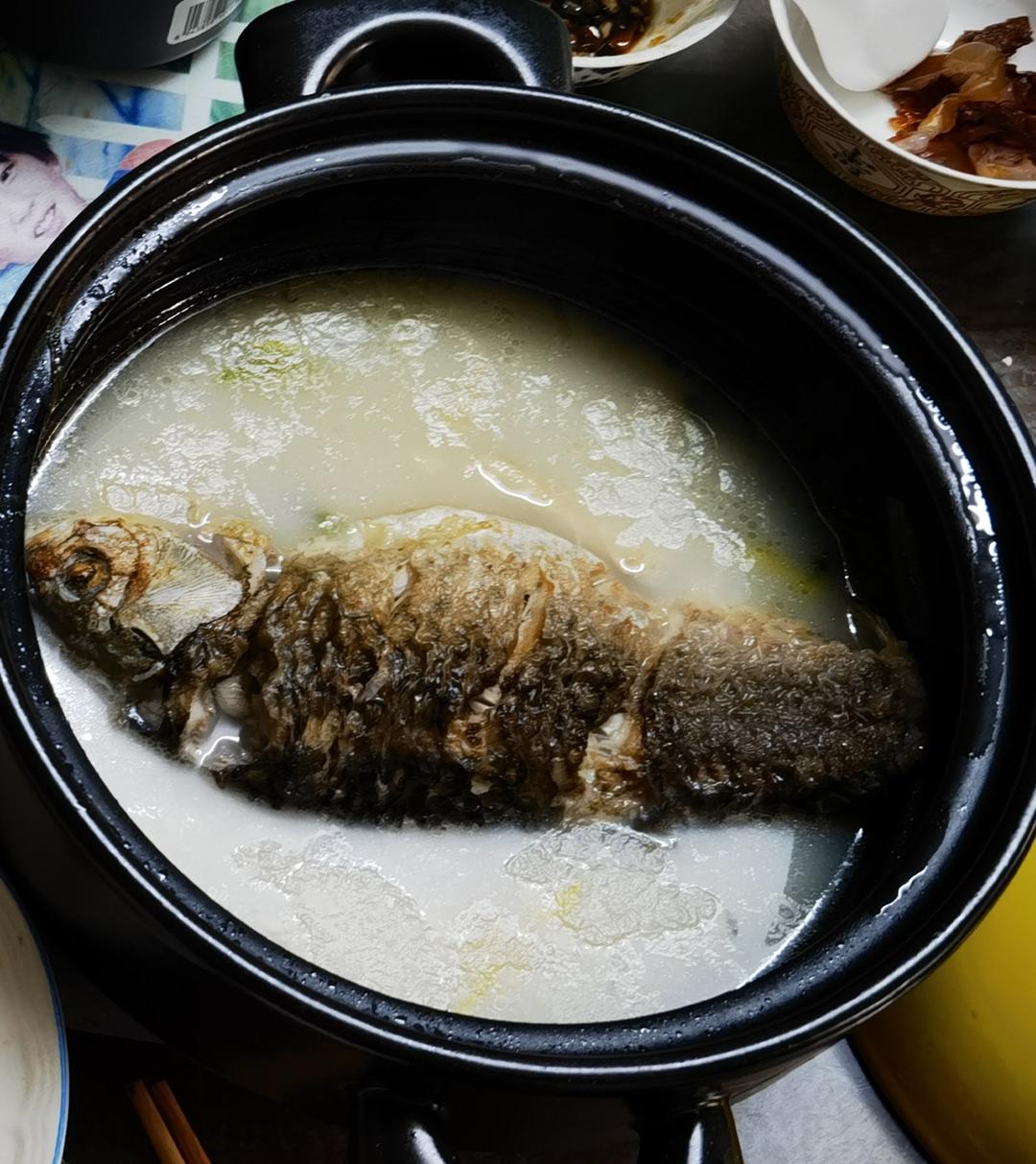 清炖鲫鱼汤 三个关键步骤让你轻松炖出汤浓味鲜色白似奶的鲫鱼汤