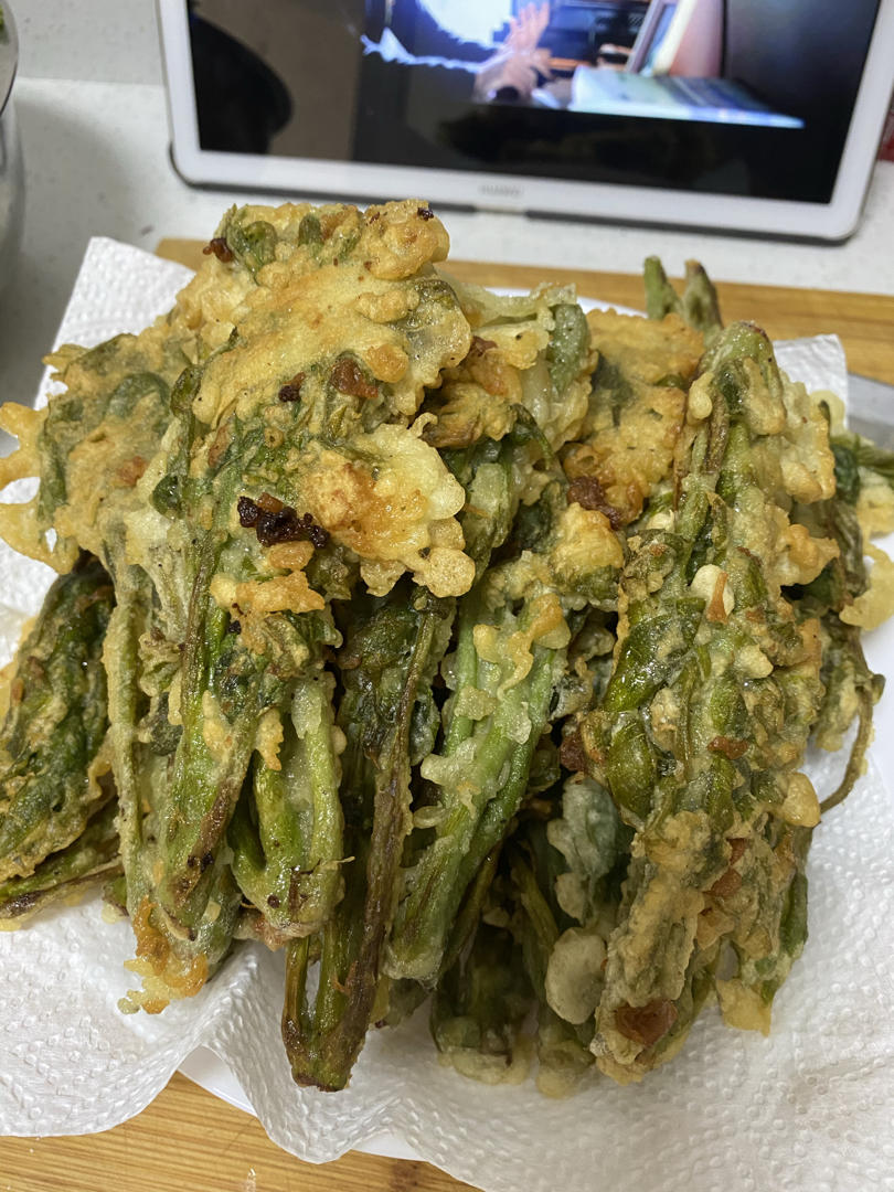 趴在树上的猴子做的炸香椿(香椿芽最好吃的做法)