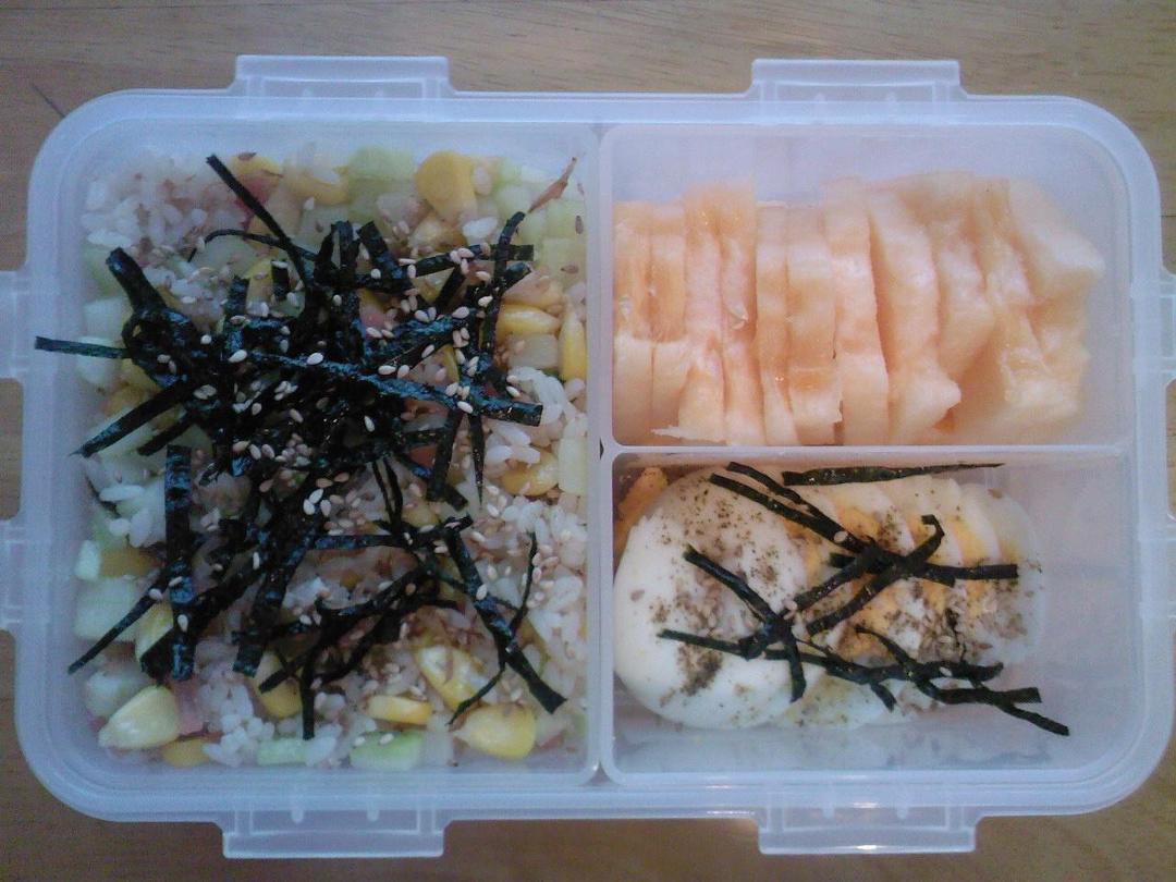 Catty早早餐~炒饭+水煮蛋+哈密瓜