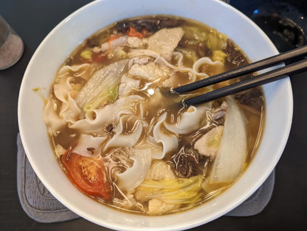 菌菇鸡汤面