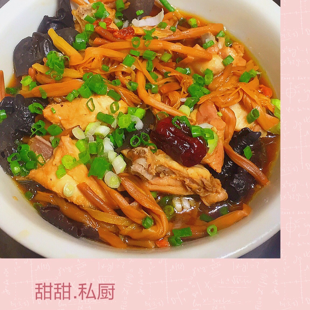 香菇木耳黄花菜枣杞蒸滑鸡