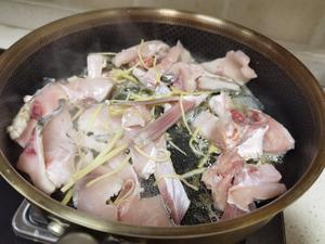 炒脆鲩鱼片—家常菜的做法 步骤1