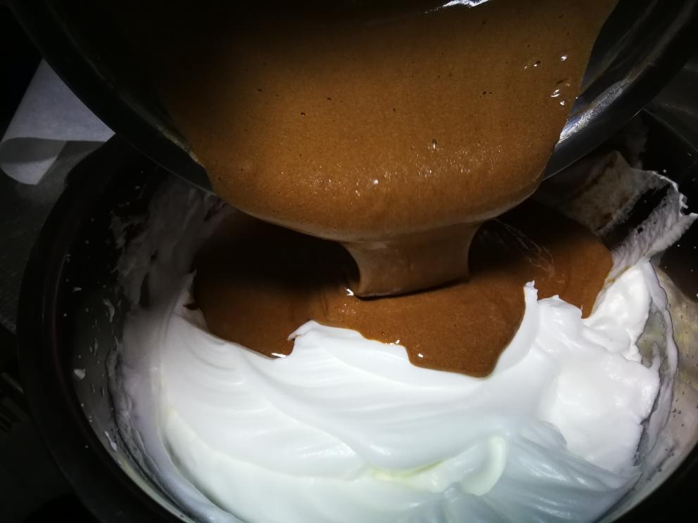 可可戚风蛋糕——数次实验后的最终数据的做法 步骤9