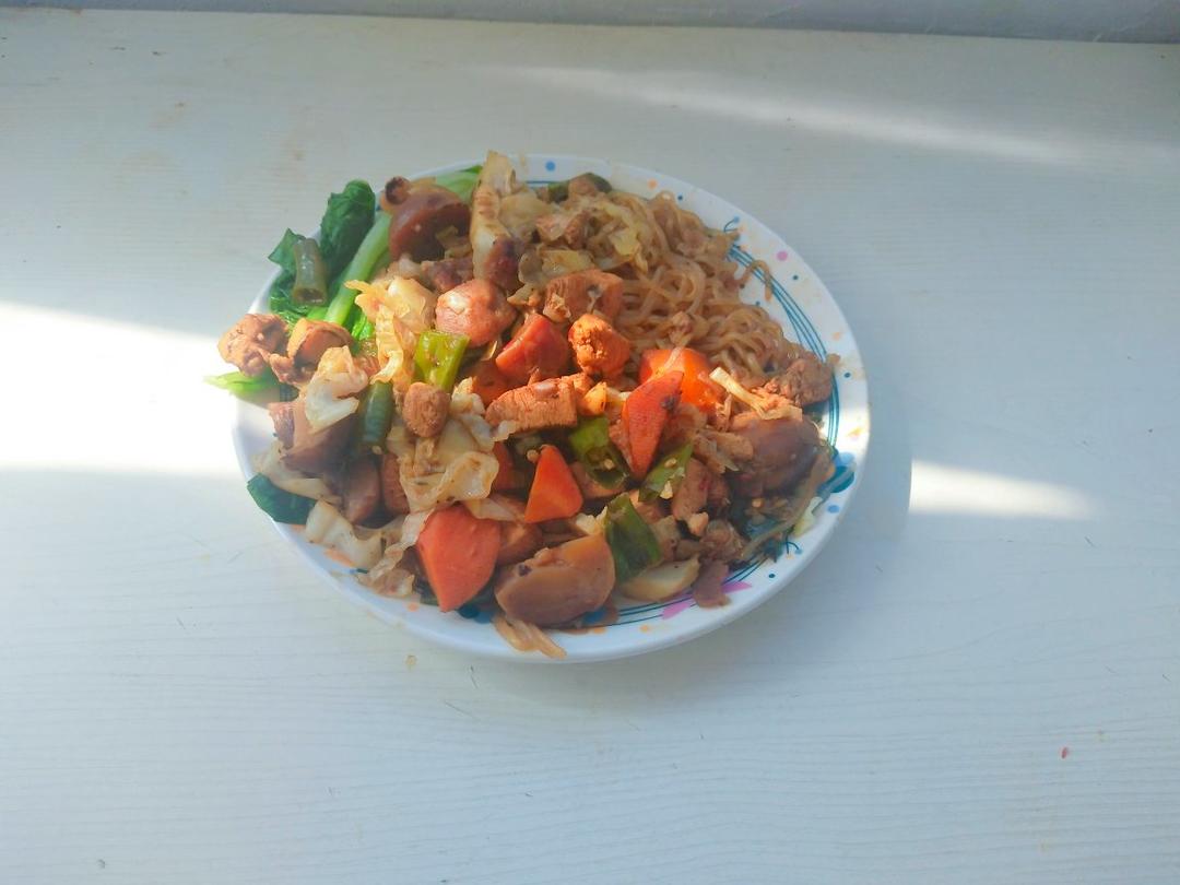 【连锅端·老坛酸菜牛肉面味道的鸡肉魔芋炒面】