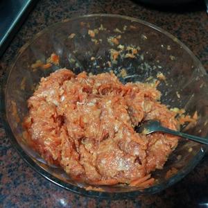 饺子（猪肉，红萝卜）懒人干捞水饺的做法 步骤2