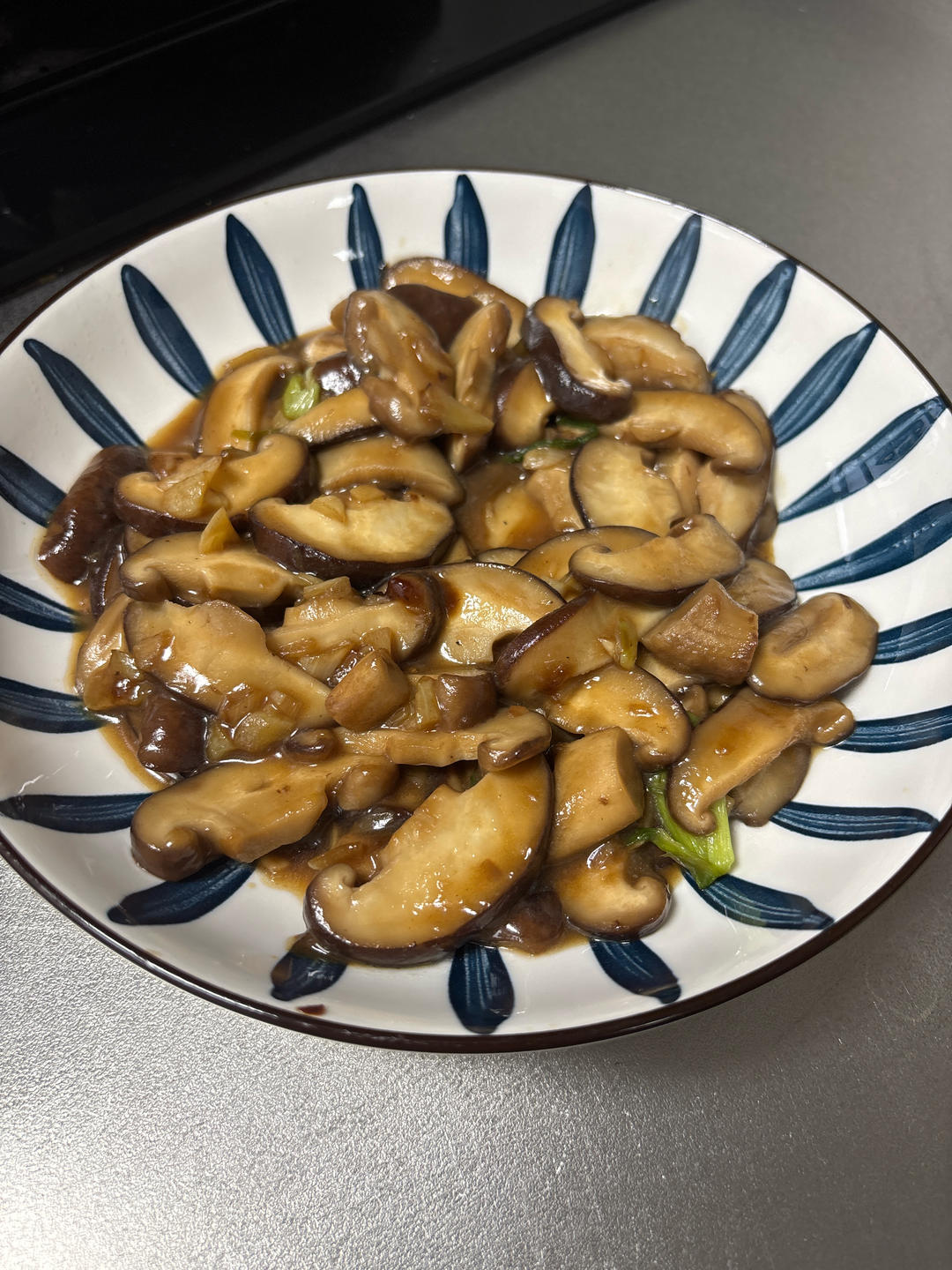 分享一个香菇好吃的做法，不用烧鸡不用炖汤，简单炒一炒，真香