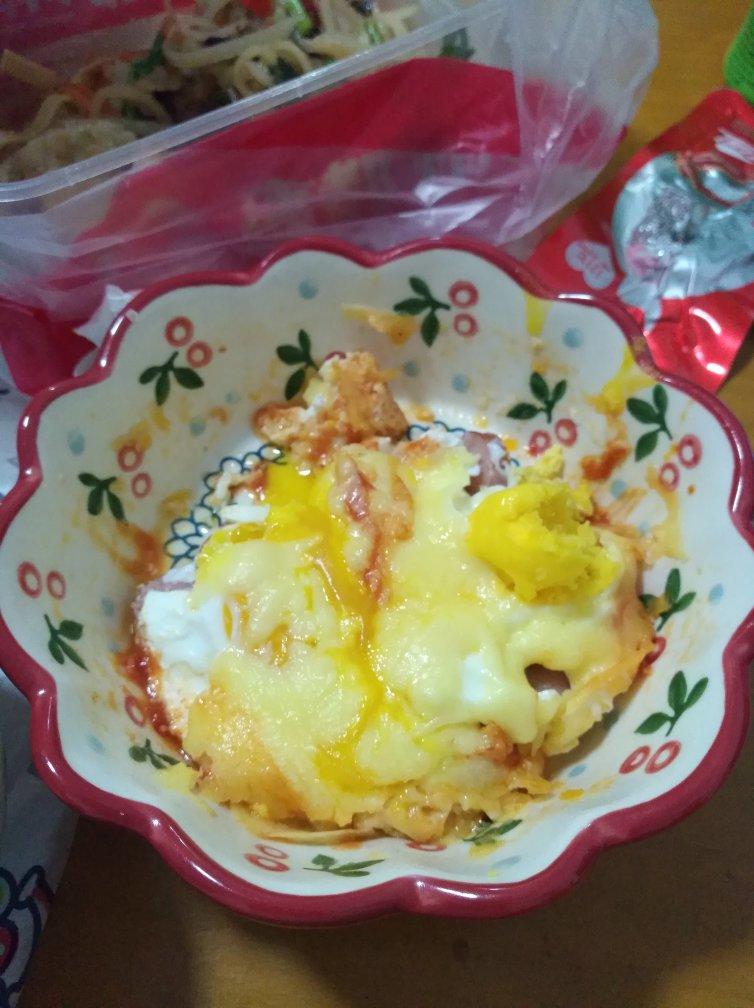 只需摆好材料去微波！惊艳全家的早餐端上桌：香肠奶酪烘蛋