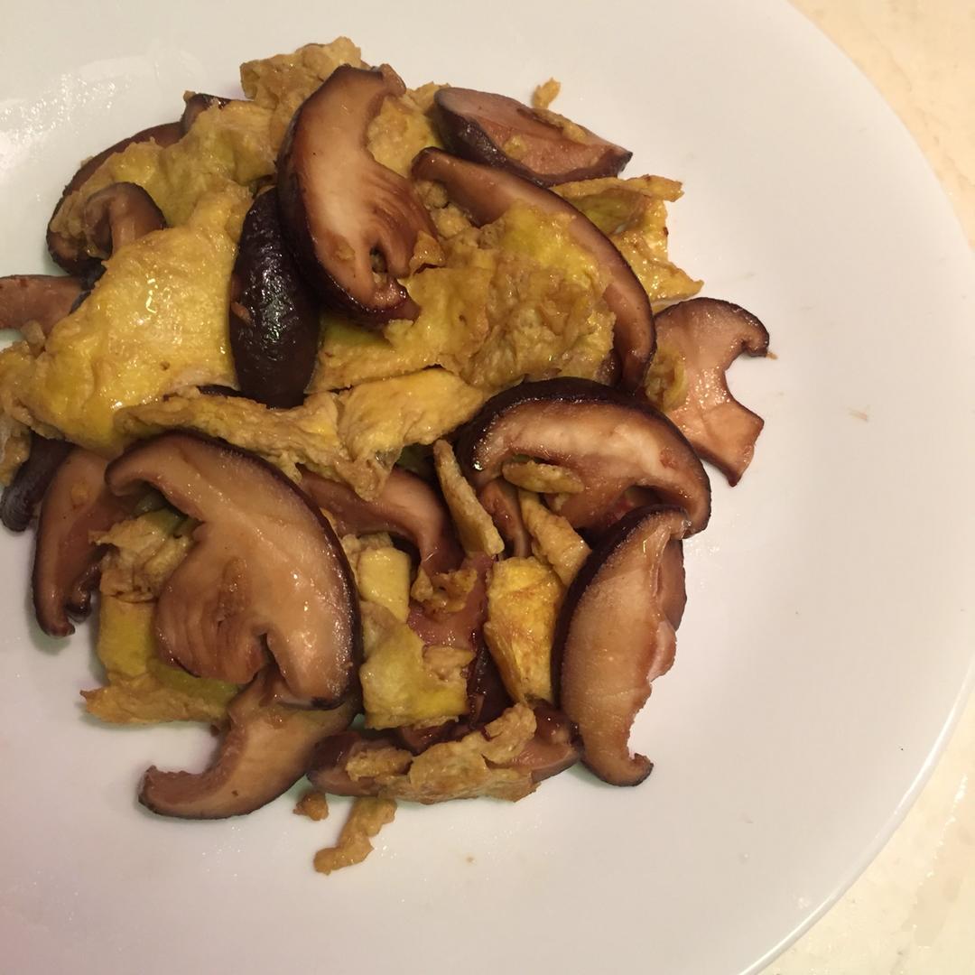 铝饭盒里的香菇炒鸡蛋