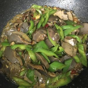 下饭菜系列自创绿辣椒炒鸭胗鸭肝鸭心的做法 步骤3