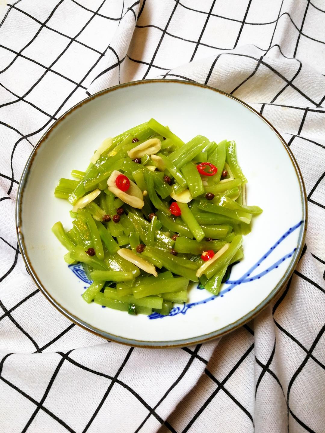 春天🍀的莴笋，娇嫩娇嫩的，做一款简单、快手👏又美味的油淋莴笋，真是一盘🍽都不够吃🤪的做法
