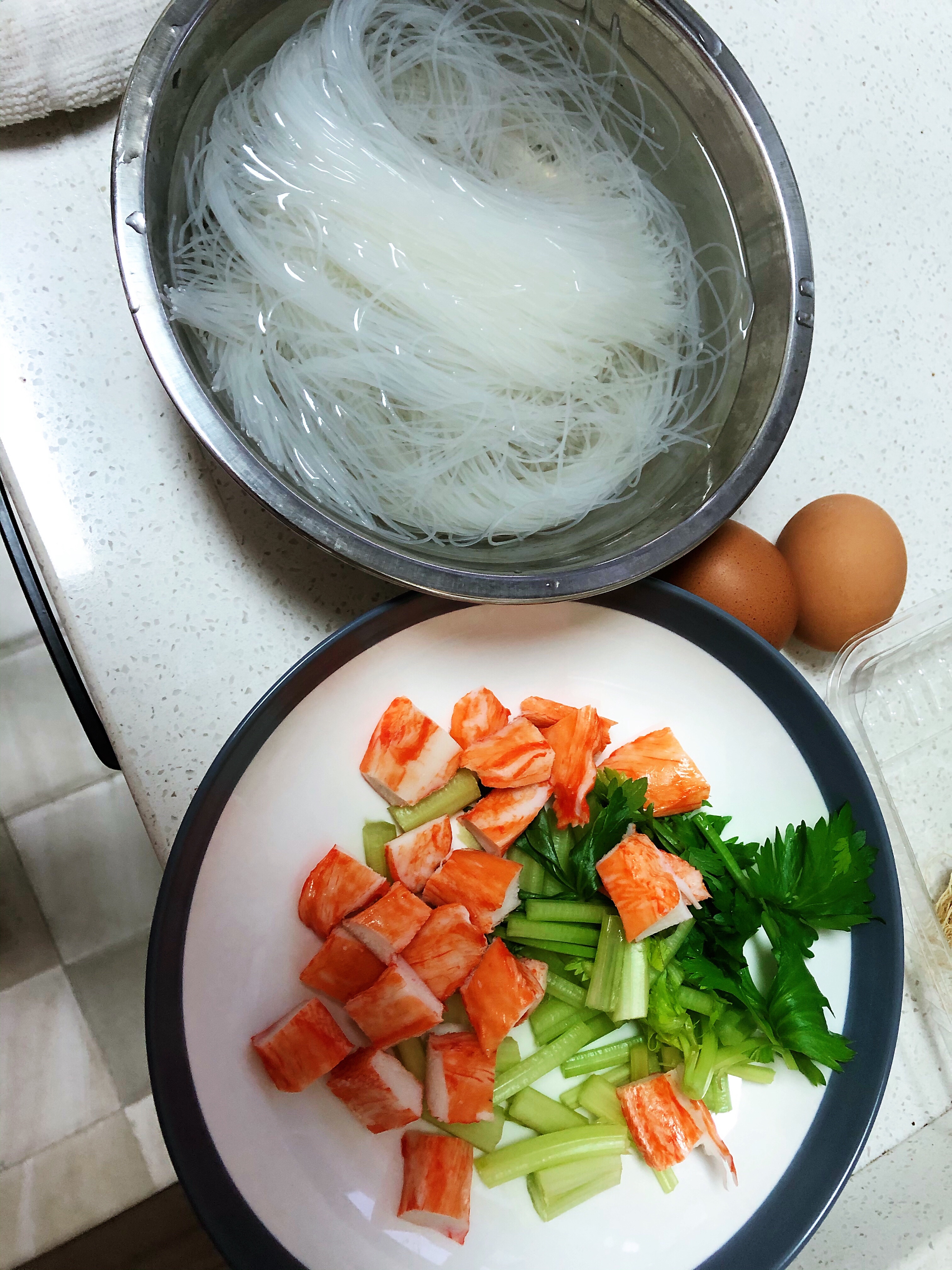 蟹柳肉糜鸡蛋粉丝煲的做法 步骤1