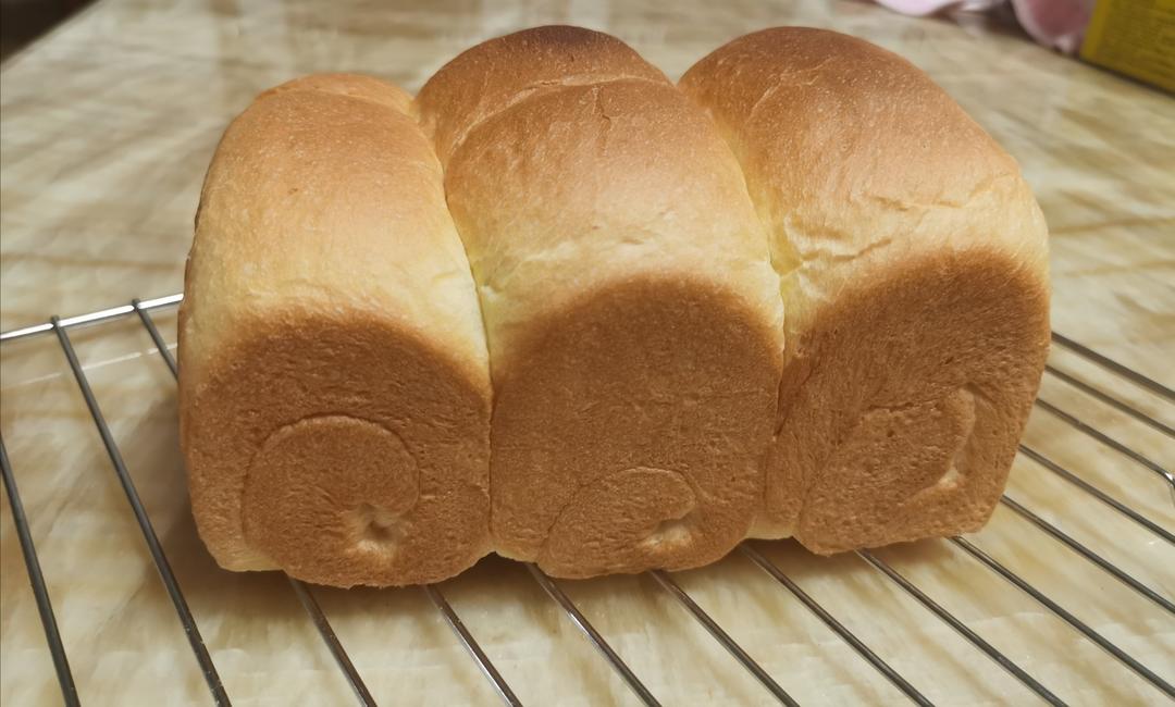用烤箱自己做面包--手工牛奶吐司面包
