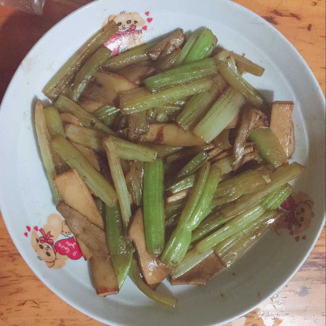 杏鲍菇炒芹菜